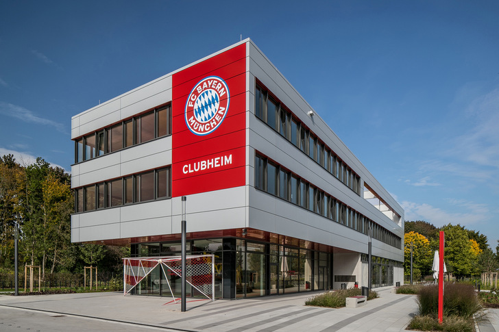 The clubhouse at the FC Bayern Munich campus was fitted with Schüco AWS 75.SI+ bottom-hung windows.