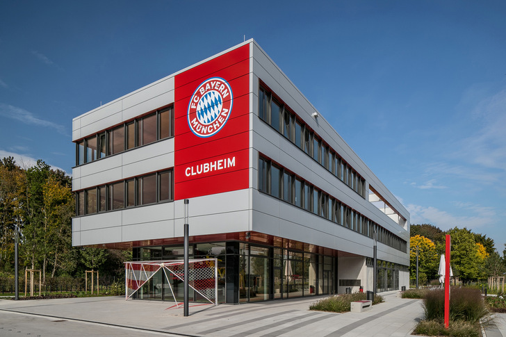 The clubhouse at the FC Bayern Munich campus was fitted with Schüco AWS 75.SI+ bottom-hung windows. - © Alexander Frank
