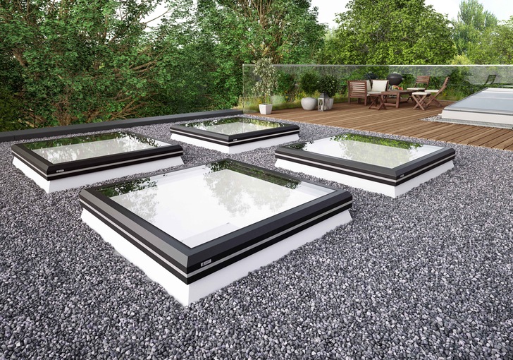 The appearance of the new flat roof window is consistent throughout, with no connecting elements to spoil the view.