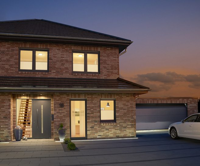 The new-built in Fritzlar presents itself in a modern and elegant design, with fashionably grey Hörmann front door and window frames.