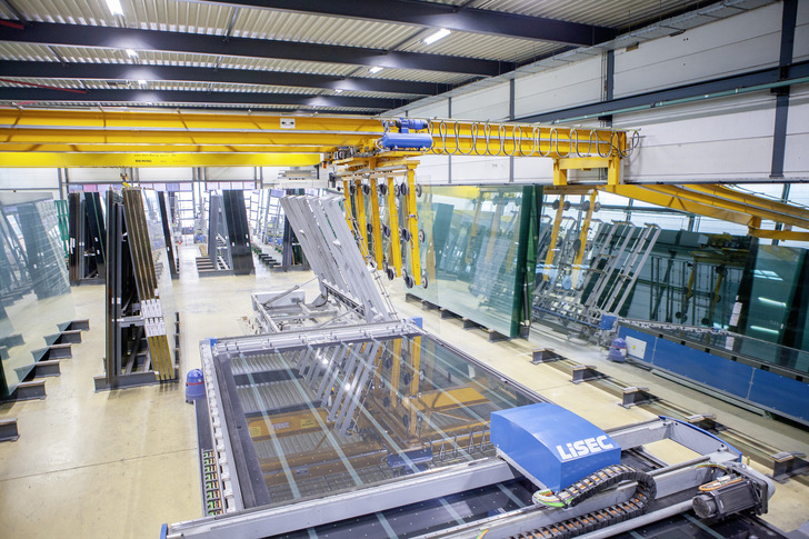 At the work shop of the processor Glass Solutions Technoglas in Emmen (NL) the line had to be optimised without replacing the machinery. For that Lisec found a clever solution. - © Lisec
