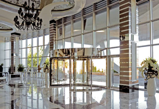 The revolving door solution from Edora is an addition to the product range and enhances the capacities of Geze.