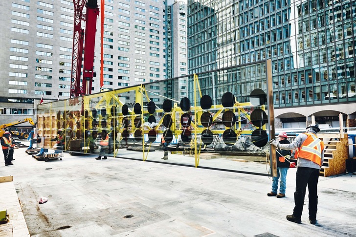 The assembly on the construction site was alone by the 15m long insulating glass quite a challenge.