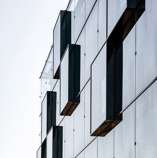 The facade at Liebherr is made up of cubic glass elements, some of which protrude. This gives the building an striking appearance.