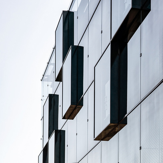 The facade at Liebherr is made up of cubic glass elements, some of which protrude. This gives the building an striking appearance. - © Liebherr
