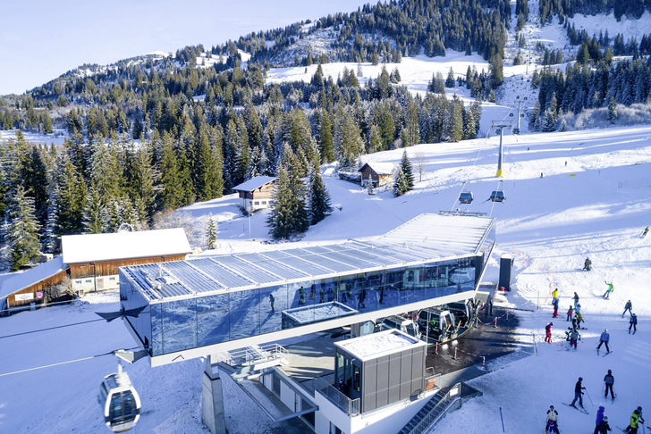 The gondola lift of the Saanenmöser-Saanerslochgrat was extensively renovated after almost 40 years of operation and the middle and upper stations renewed accordingly. And all of that using safety and insulating glass from Glas Marte. - © Doppelmayr/Garaventa
