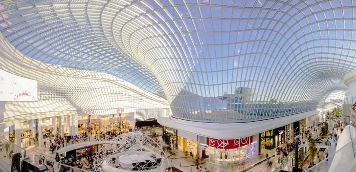 Every pane has a different shape and dimensions – no two trapezoidal or triangular panes are the same, not even in terms of their surface shape.