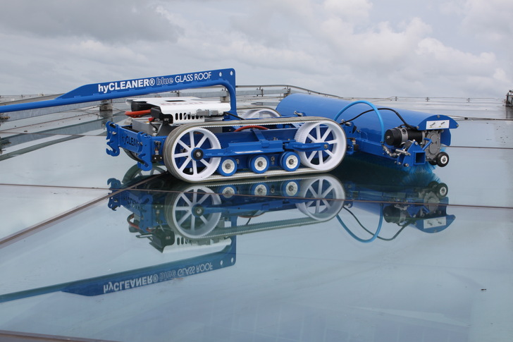 Cleaning the atrium roof of the Dutch Ministry of Finance using the hyCLEANER blue GLASS ROOF. - © TG hyLIFT
