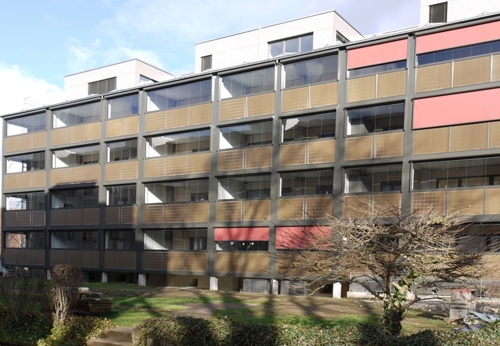 Balco offers a solution for building-integrated photovoltaics for green electricity generation. The 240 solar modules were combined with vertical external blinds to provide privacy and shade.