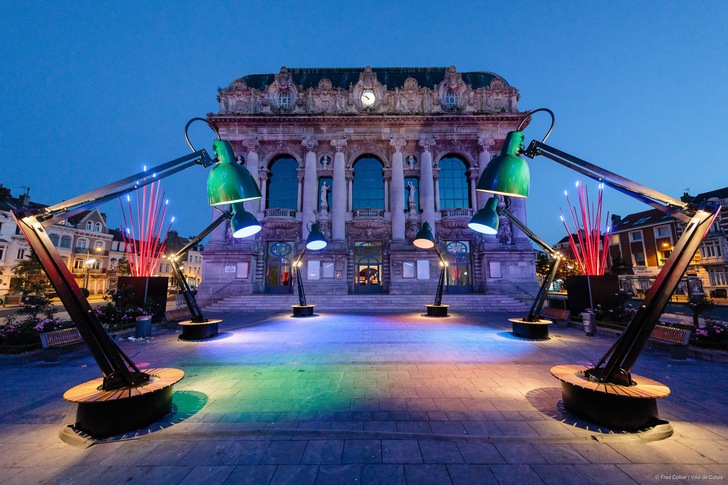 The square in front of the opera in Calais, whose entrance portals are equipped with steel windows by Jansen, was recently used by a group of lighting designers, craftsmen and artists for a gigantic light installation. - © Fred Collier
