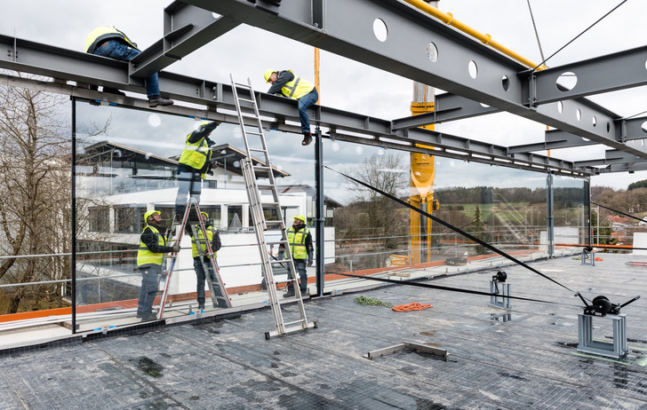 The almost 20 metre long panes were installed by the sedak professionals with great sensitivity.