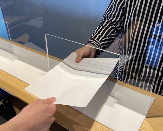 A smart idea for shop keepers: Protective screens for shops as well as for hospitals counters etc., e.g. places where the service staff and the customers still need to interact at close quarters. - © Frerichs Glas
