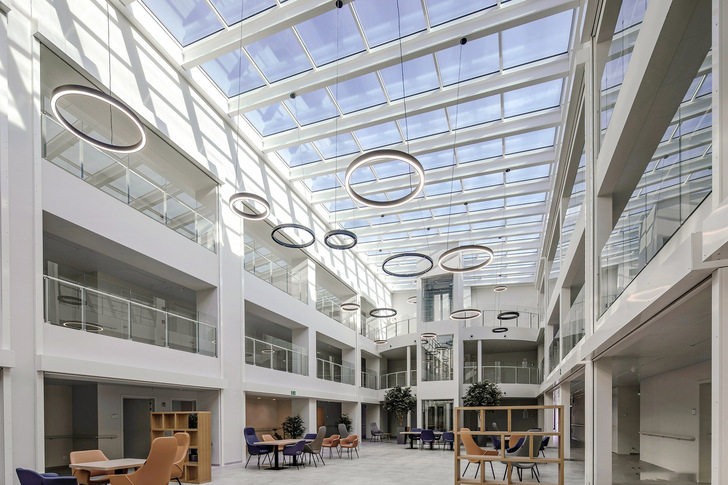 132 windows with a total of 304 square metres of Halio panes form the glass roof of the Avondzon nursing home.
