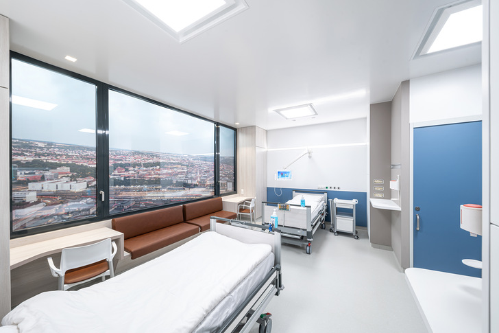 While one of the aluminium window units has been designed as a side-hung window with limiting stay that is detached via the handle, the second tilt-before-turn window is fitted with additional components for reduced operating forces. Both windows were fitted with the Schüco SmartActive antimicrobial window handle.