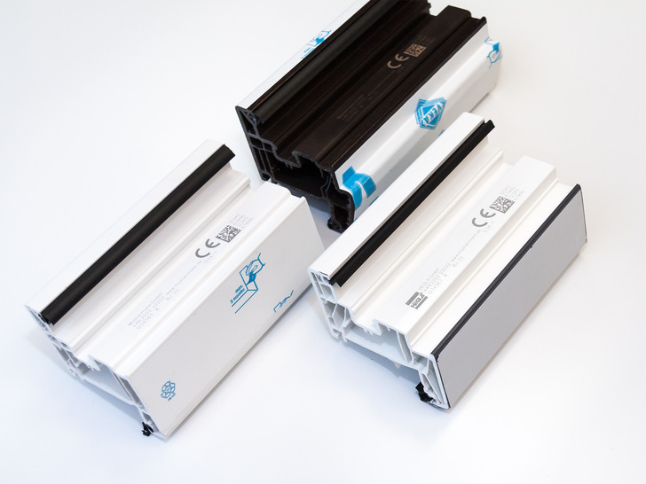 High-resolution, machine-readable and subtle: The new laser marking from Hegla boraident is ideal for the unique identification of window and door profiles.