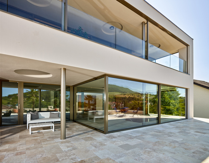 The building is thus both extravagant and introverted. It allows impressive vistas, but is protected from views from the outside.