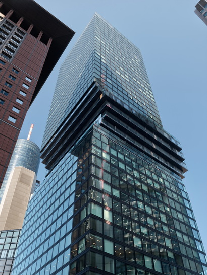 This remarkable twist half way up the facade, indeed makes the Omniturn an interesting addition to the Frankfurt skyline.