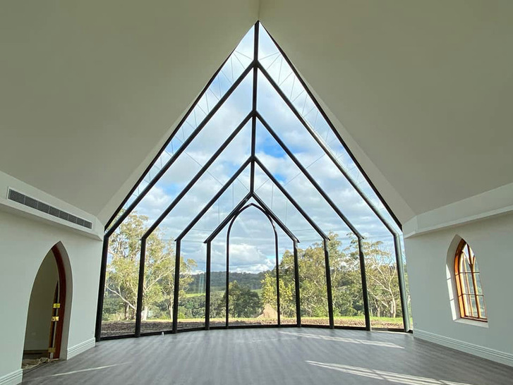 To make this complicated glass structure stay clean for longer, the glass panes were covered in a special coating.