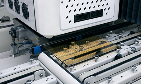 With a digital printing process, sedak prints panes of up to 3.30 x 18 metres with real gold and silver.