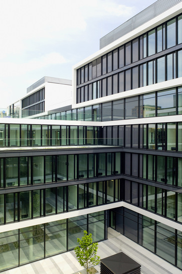 The solar control insulating glass Infrastop Q 60 25 is very neutral in appearance and transparency and meets the requirements of a colour-neutral, low-reflective facade glass. - © Flachglas MarkenKreis
