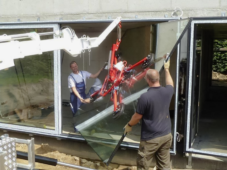 Together with the powerful rubber caterpillar drive, it is an ideal assembly aid for glass, metal and window fitters.