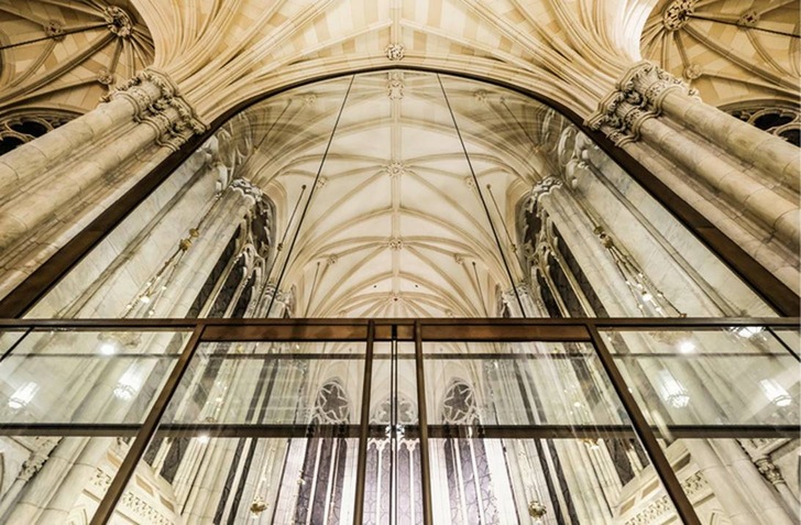 The facade panes over 10 metres high weigh up to about 2.5 tons.