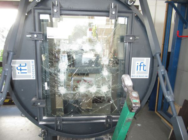 Test of endurance passed: The new Fireswiss Foam fire protection glass products are also available in a P6B version. They are significantly thinner than conventional solutions.