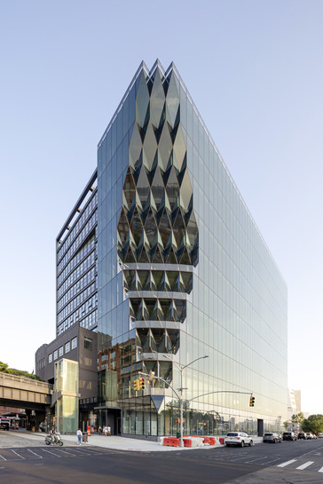 Studio Gang's architects ensure that the sun's light penetrates to the lower levels of the Solar Carve Tower through a special facade construction.