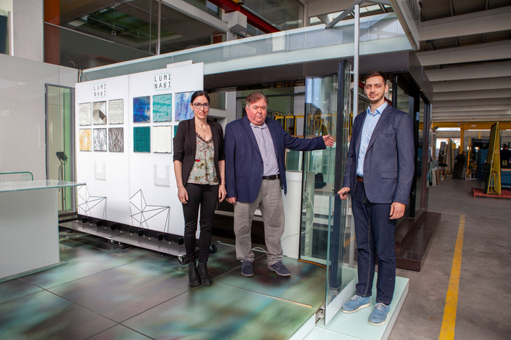 In their show-room, the Rákosy family present both their innovative glass products. Among these is the glass heating system.