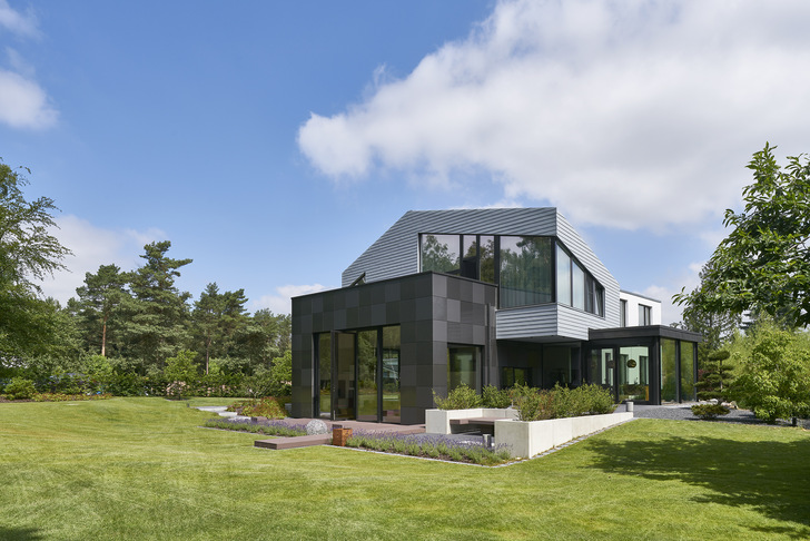 The different functional areas can be perceived from the outside as formally independent modules and also contrast with each other in the facade design.