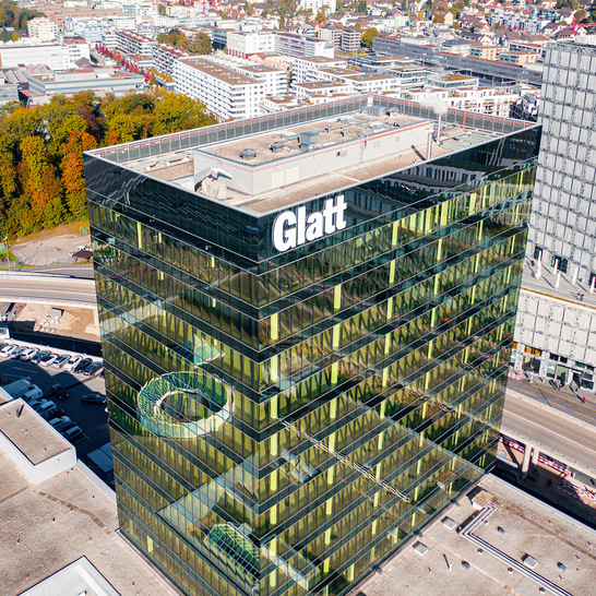 The building completely eliminates the need for additional sun protection measures thanks to SageGlass. This allows an unobstructed view of the surroundings at all times. - © Glatt
