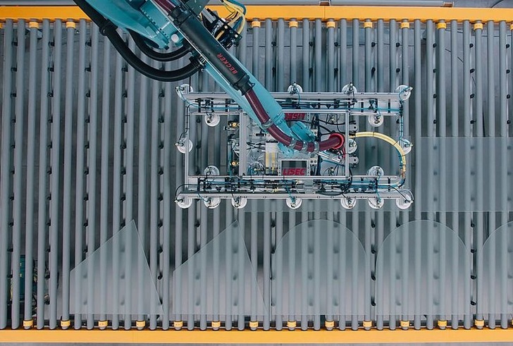 The Lisec RHH robot handling system for loading and unloading the tempering bed.