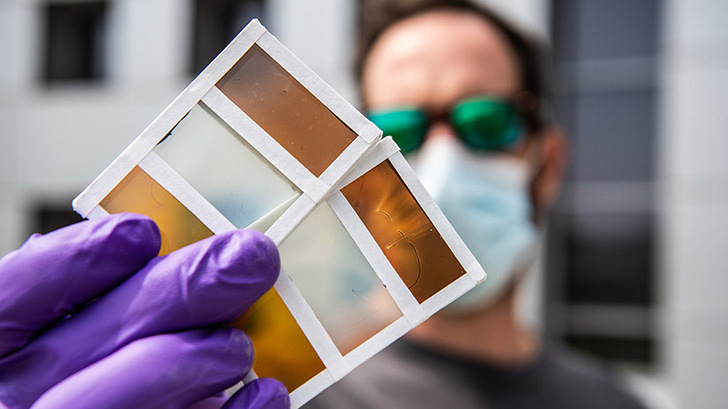 The transparency and colour of the glass panes change according to the temperature. - © Dennis Schroeder/NREL
