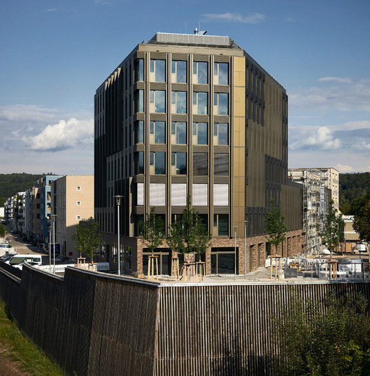 The demands placed on the energy-efficient house meant that the decision to use a solar facade on all four outer facades of the Westspitze was made from the outset. - © Avancis
