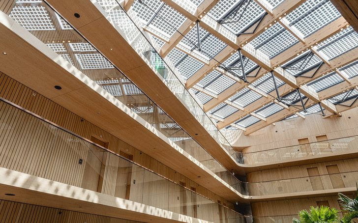 The wood-based construction on the inside makes for a comfortable space to spend time and the semi-transparent solar panels contribute to making the Hotel Jakarta energy-neutral.