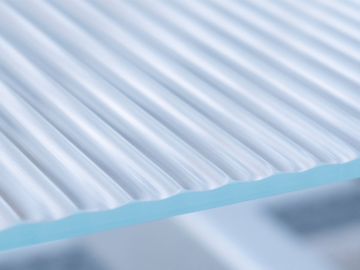 The glass is available with vertical, horizontal or diagonal grooves, which can be cut in a V- or C-shape.