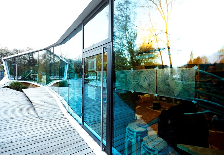 The sunbelt A51 helps to achieve a pleasant indoor climate and lower heating costs, while at the same time giving facades an even more neutral appearance.