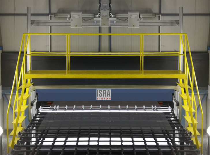 Thanks to the combination of different camera angles, multispectral imaging, and complex evaluation algorithms, the solution recognizes 100% of defects.