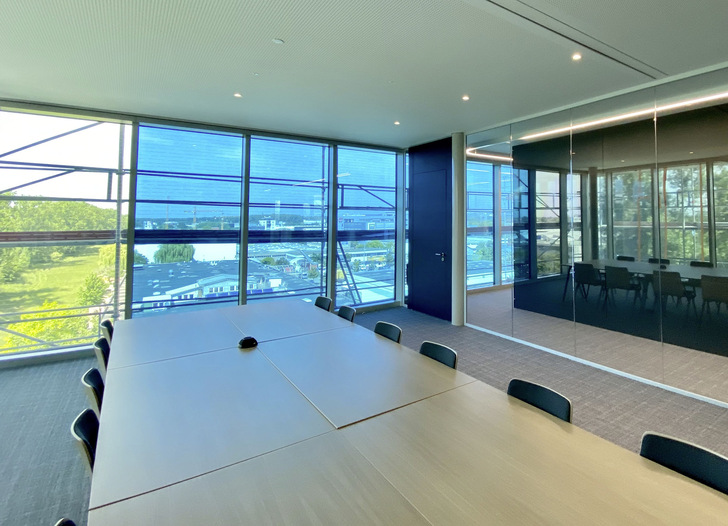 Visually impressive, unobstructed views of the surroundings, high thermal protection and high energy efficiency: These are just some of the features of the eyrise solar control glass.