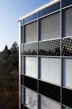 The new facade redefines the orthogonal grid of the building, which was designed on the basis of the CROCS system.