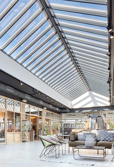 A 20-metre long and 4-metre wide Ridgelight with 64 Velux Modular Skylights supplies the shopping centre with natural daylight.