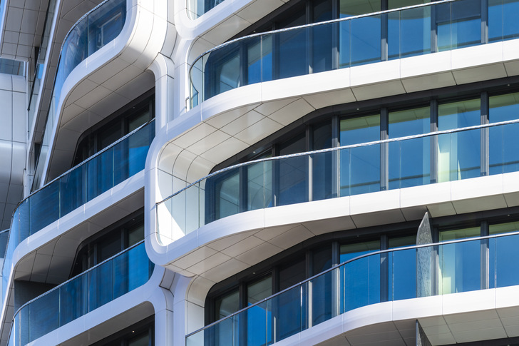 The façade and balconies feature 3400 laminated safety glass and TVG laminated glass with a parapet height of 1300 cm - almost 20 cm more than required by law.