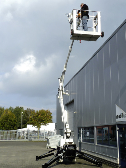 The hyCrane's personnel basket allows fitters to insert panes and windows even at lofty heights without the need of scaffolding.