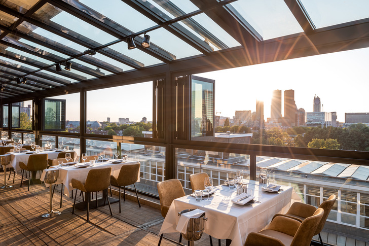 The effortless Ecoline folding glass wall can be opened in just a few easy steps.