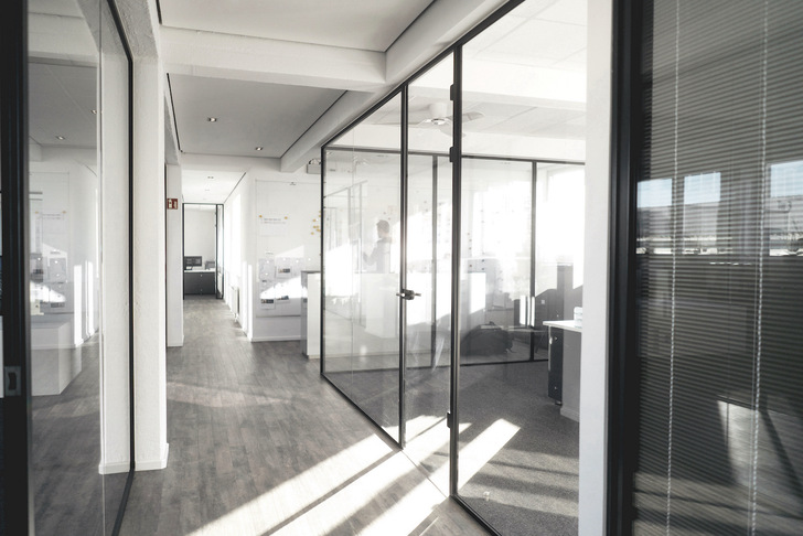 Glass partition walls are often used in offices. - © BF/Frerichs Glas GmbH
