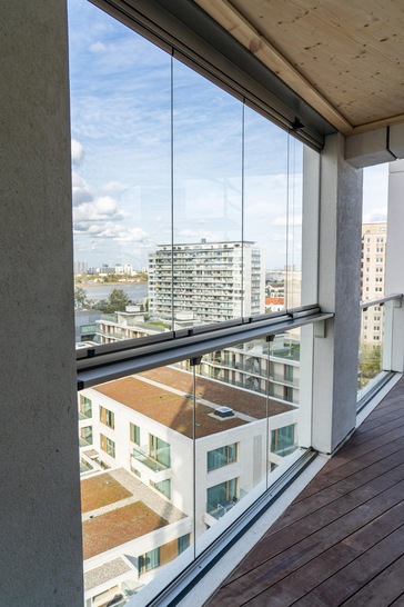 Very simple in use and design: The Lumon balcony glazing solution will fit in well with the complex.