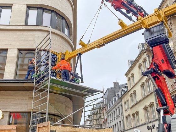 Once the crane was in position, the Heavydrive counter traverse was moved by the operator to the installation opening by remote control.