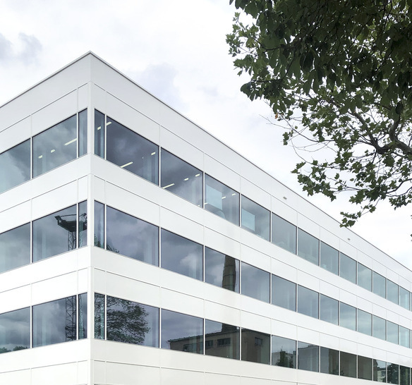 The glass types of the Infrastop Q product range, which are matched in their external reflection, can be combined very well in the same object in the facade, as they are colour-coordinated.