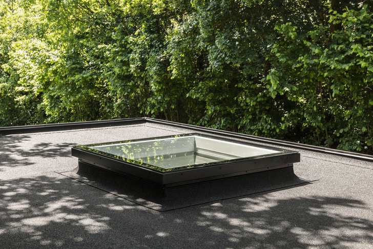 The new Velux design not only impresses with its attractive appearance, but also with its improved function: the completely rimless glass upper elements ensure that rainwater and dirt run off even more easily in both variants. - © Velux
