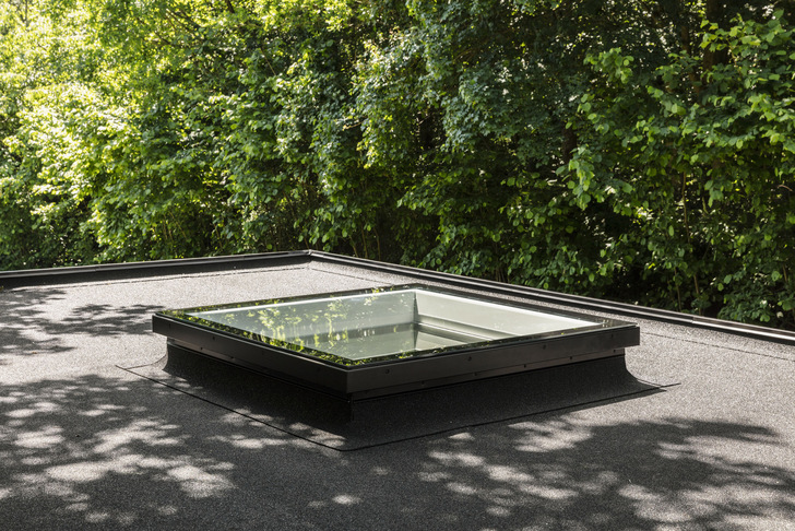 The new Velux design not only impresses with its attractive appearance, but also with its improved function: the completely rimless glass upper elements ensure that rainwater and dirt run off even more easily in both variants. 